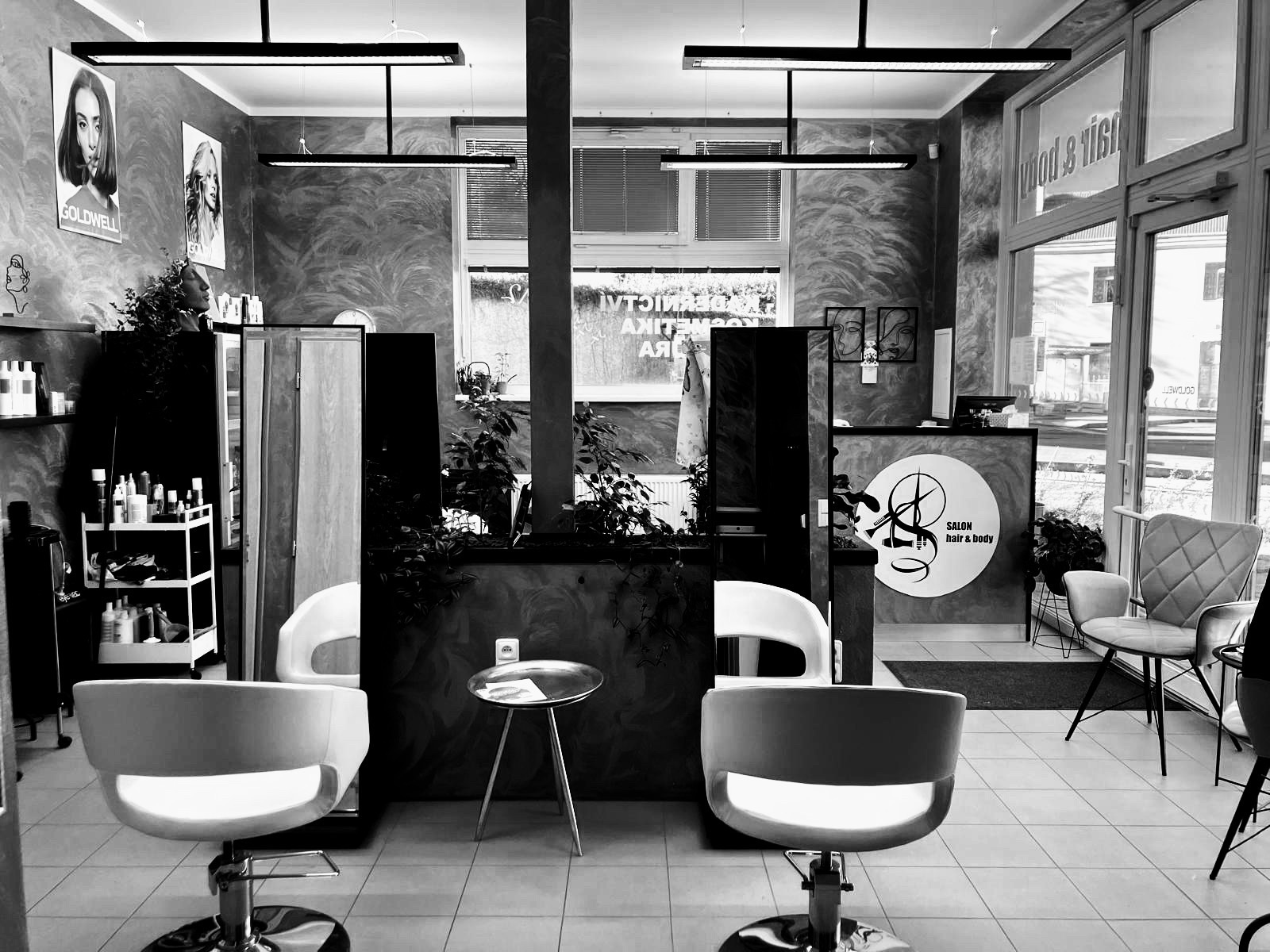 Interiér salonu hair & body – moderní kadeřnictví v Odoleně Vodě